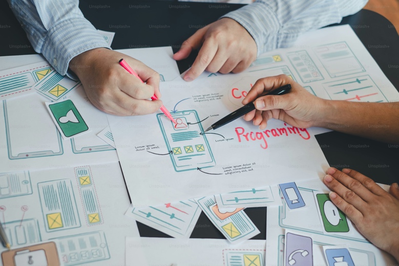 Groupe de concepteurs d’applications avec des idées et de la créativité travaillant ensemble au bureau.